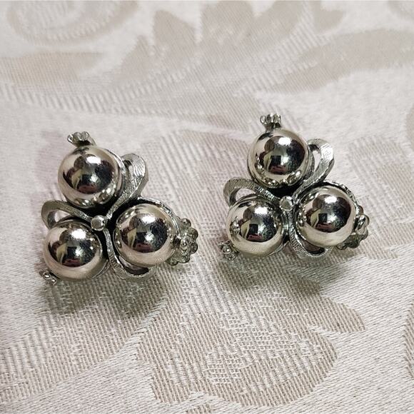 Vintage 70s Elegant Silver Ball Cluster Clip On Earrings - Picture 2 of 7